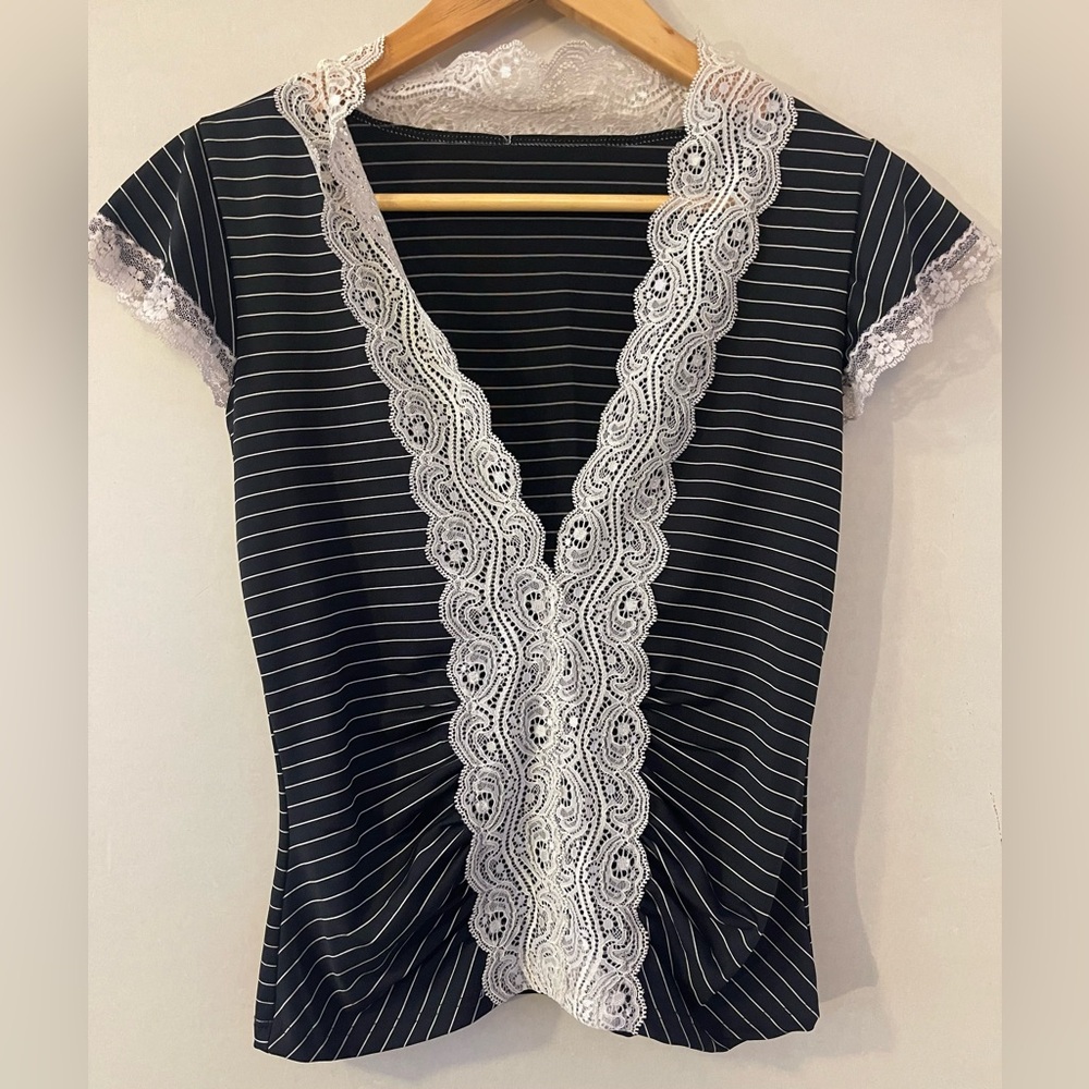 Black w/White🦓Stripes Blouse, Lace Trim, Low Cut (M)